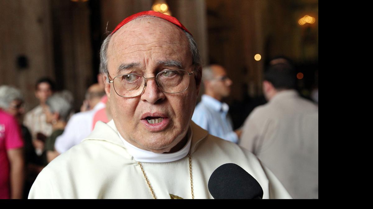 
El cardenal cubano y arzobispo de La Habana, Jaime Ortega, habla a los medios al término de una misa oficiada por el cardenal italiano Beniamino Stella, prefecto de la Congregación para el clero en la Santa Sede y colaborador cercano a Francisco el  domingo 26 de abril de 2015, en la Catedral de La Habana (Cuba).
