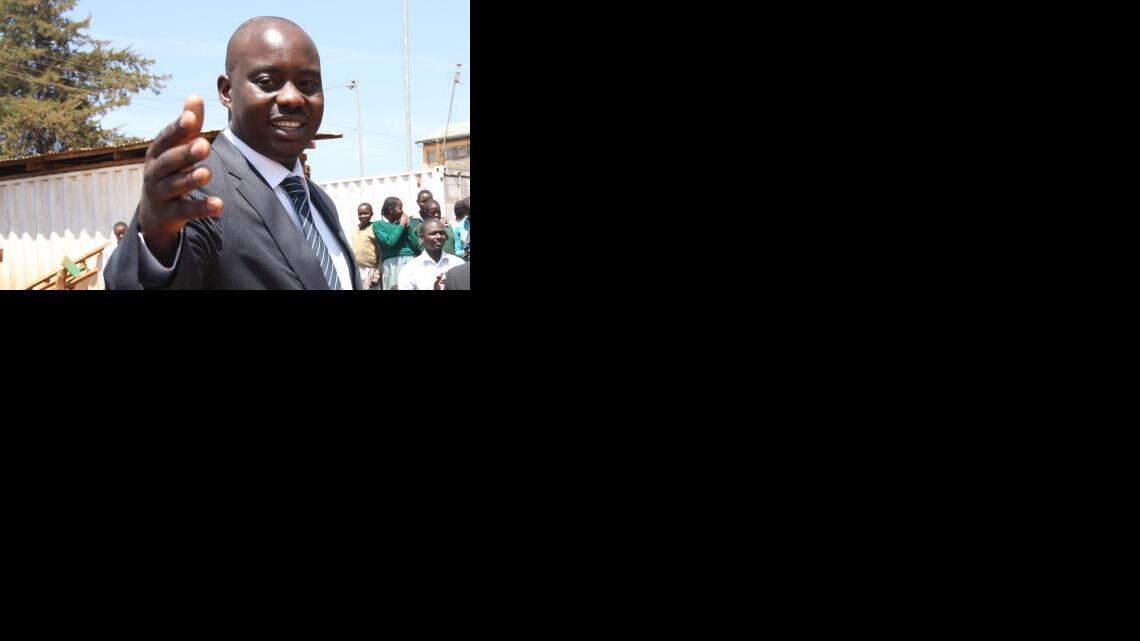 
La muerte de Fidel Castro Odinga, de 41 años, está siendo investigada por la policía de Kenia. Su fallecimiento posiblemente alentó los rumores sobre la muerte del ex mandatario cubano. 
