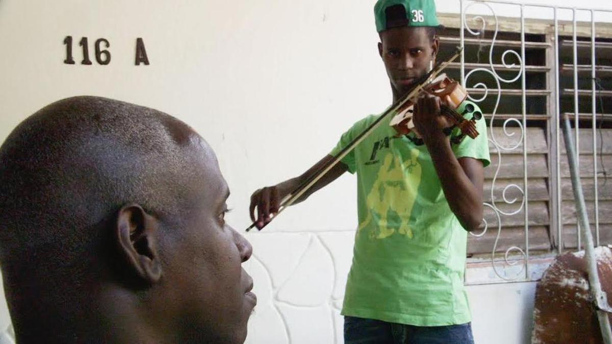 José Osvaldo Hunter Hernández en una práctica de violín.