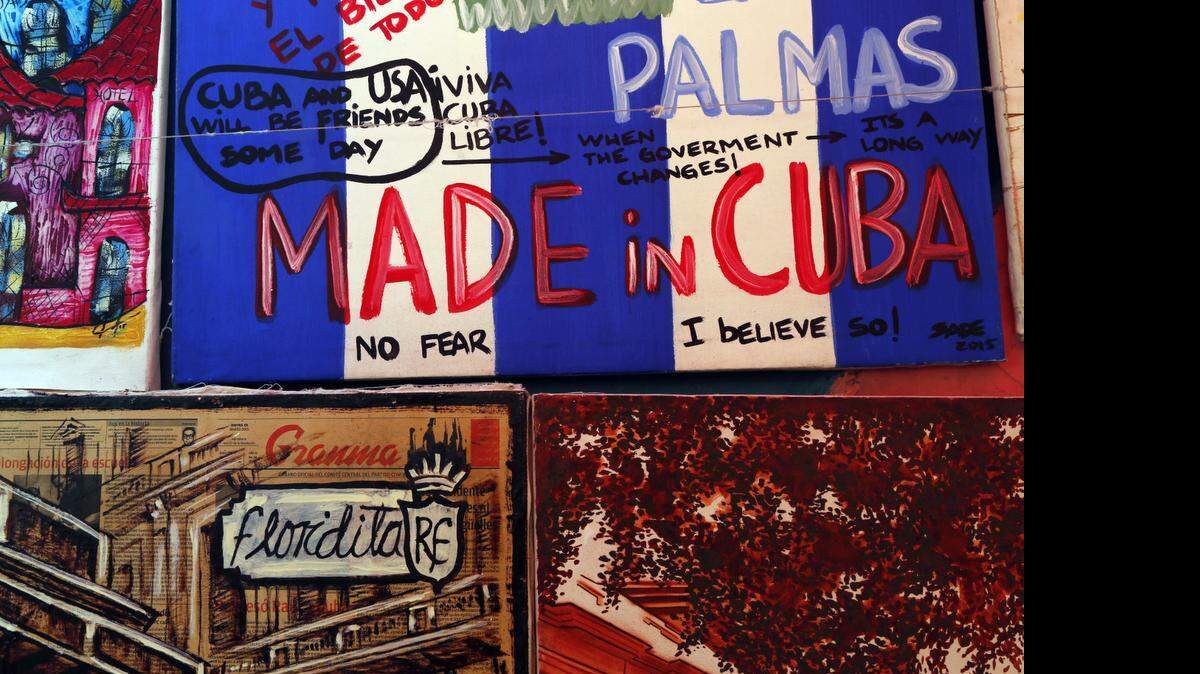 
Varios cuadros están a la venta en una calle de La Habana, el 14 de abril de 2015.
