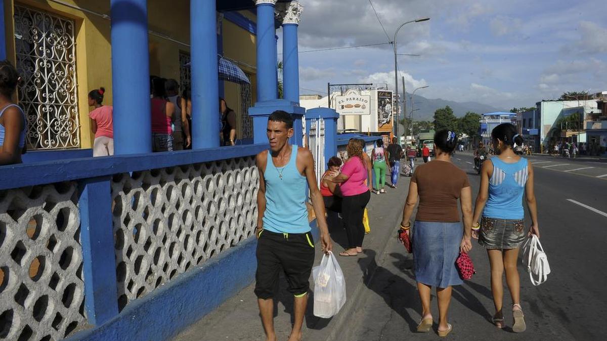 Foto de archivo de cubanos comprando alimentos antes del impacto del huracán Matthew en Santiago de Cuba el 2 de octubre de 2016.