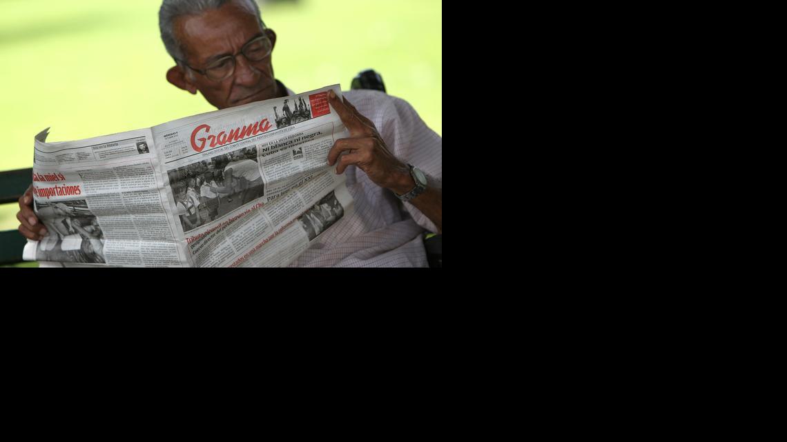 
Un hombre lee el diario oficial ‘Granma’ en La Habana, Cuba. 
