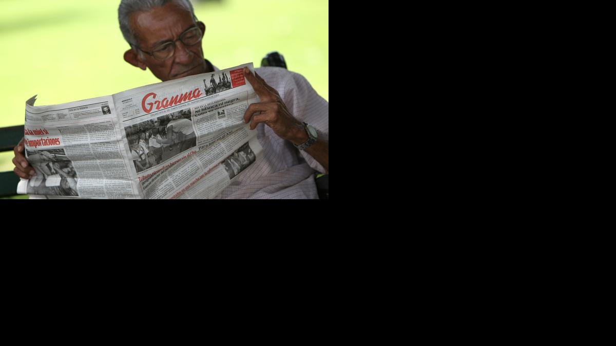 
Un hombre lee el diario oficial ‘Granma’ en La Habana, Cuba. 
