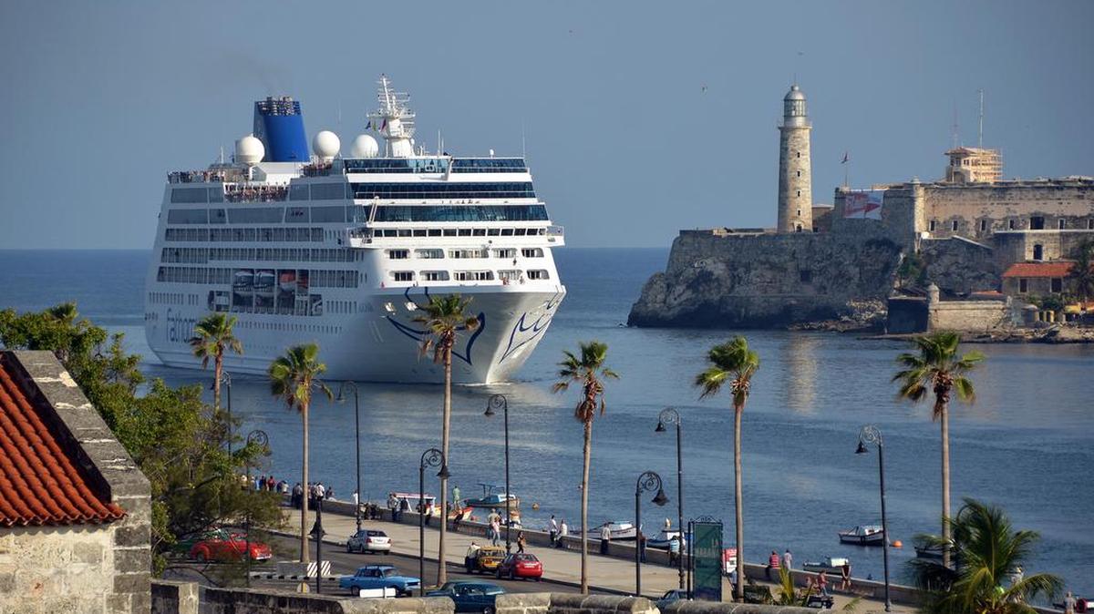 El buque “Adonia”, de la compañía Fathom, filial de la empresa Carnival, arriba el lunes 2 de mayo de 2016, a La Habana, abriendo la primera línea de viajes de cruceros entre Estados Unidos y Cuba en más de medio siglo.
