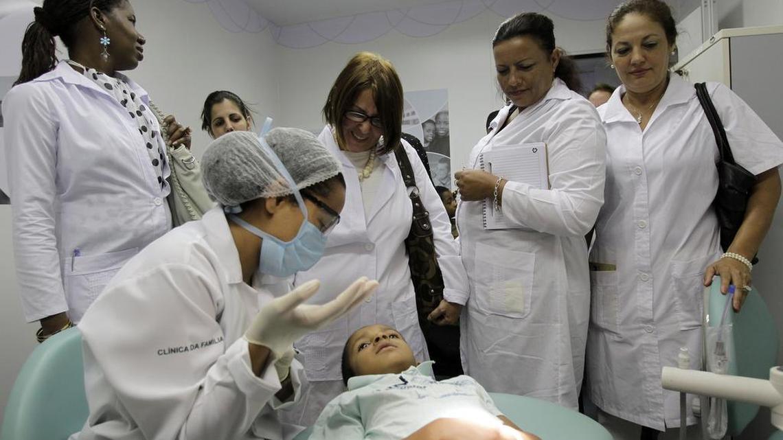 Médicos cubanos observan un procedimiento dental durante una sesión de capacitación en una clínica de salud en Brasilia, Brasil, el viernes 30 de agosto de 2013.