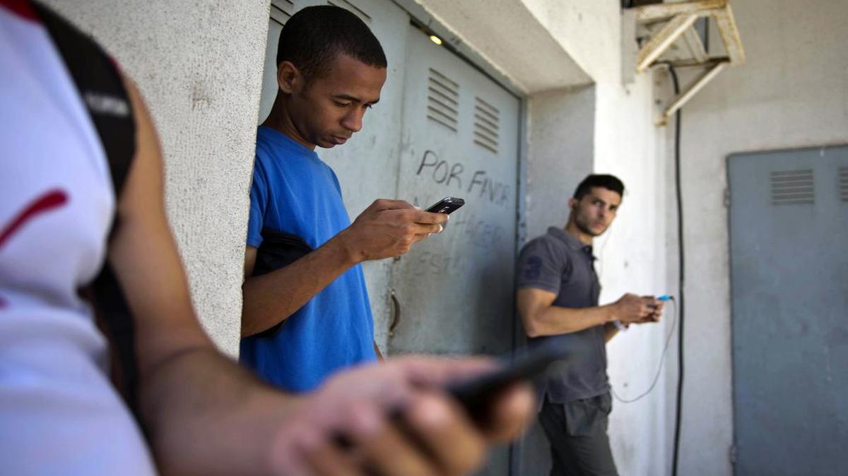 Un grupo de estudiantes buscan señal de internet para sus teléfonos celulares en La Habana en abril del 2014.