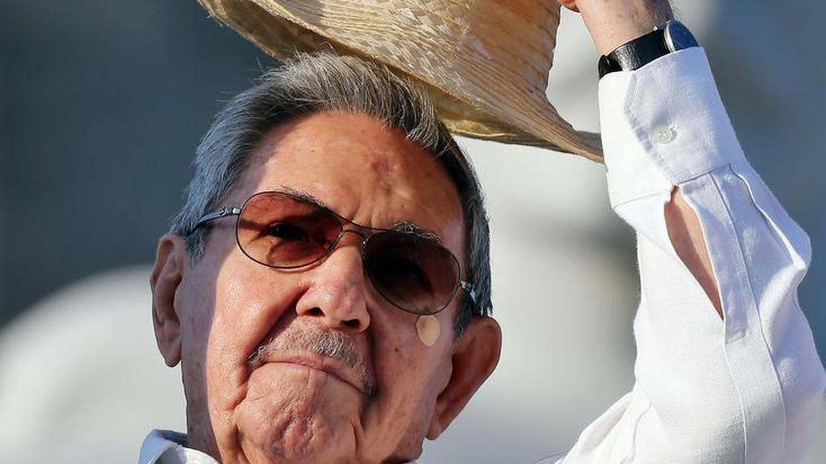 El gobernante de Cuba, Raúl Castro, participa en el desfile por el Día Internacional de los Trabajadores celebrado el domingo 1 de mayo de 2016, en la Plaza de la Revolución de La Habana.