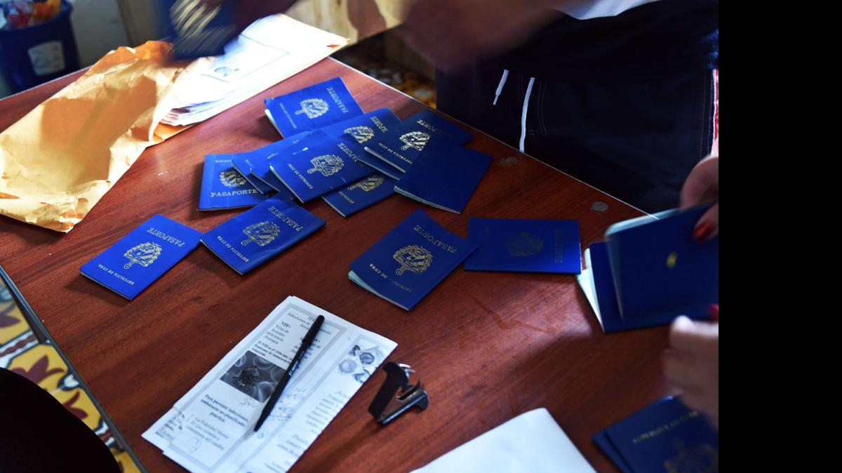 
Pasaportes cubanos se ven en la oficina de inmigración en Puerto Obaldía, en la provincia de Guna Yala, a 300 km al sureste de la ciudad de Panamá el 15 de mayo de 2015. Cientos de cubanos cruzan todos los meses de la frontera con Colombia a Puerto Obaldia en los barcos en su camino a los EEUU.
