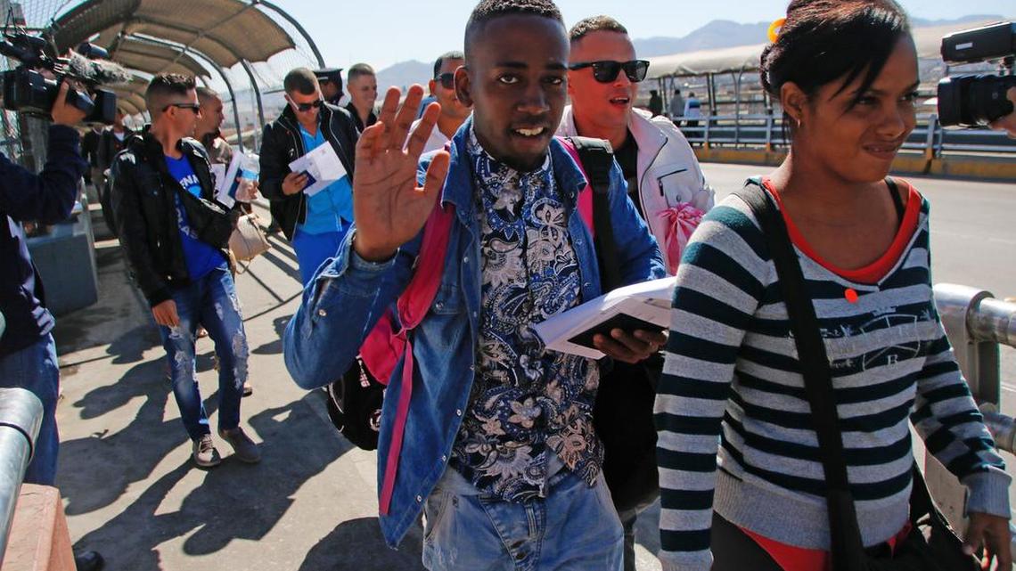 Ciudadanos cubanos caminan hacia territorio estadounidense hoy, miércoles 24 de febrero de 2016, en un punto fronterizo de Ciudad Juárez (México). El Instituto Nacional de Migración (INM) de México recibió hoy en las ciudades fronterizas de Nuevo Laredo (Tamaulipas) y Ciudad Juárez (Chihuahua) a 270 cubanos que llegaron en dos vuelos procedentes de Costa Rica y Panamá y que se dirigen a los Estados Unidos.