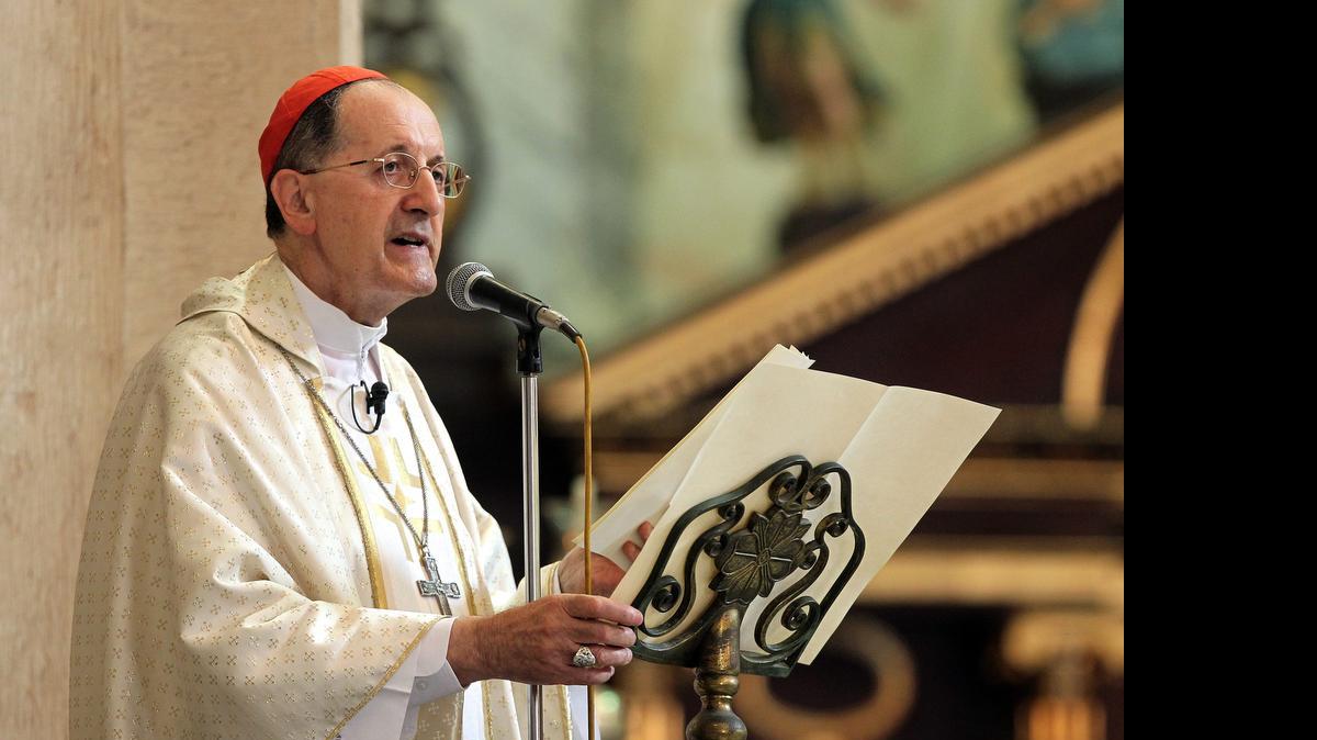 
El cardenal italiano Beniamino Stella, prefecto de la Congregación para el clero en la Santa Sede y colaborador cercano a Francisco I, oficia una misa hoy, domingo 26 de abril de 2015, en la Catedral de La Habana (Cuba). 
