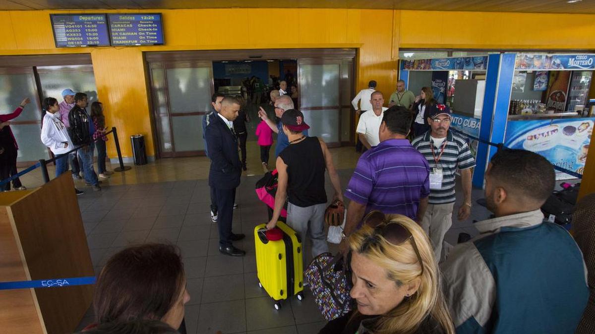 Pasajeros en la terminal aérea José Martí en La Habana en camino a tomar un vuelo charter hacia la ciudad de Miami.