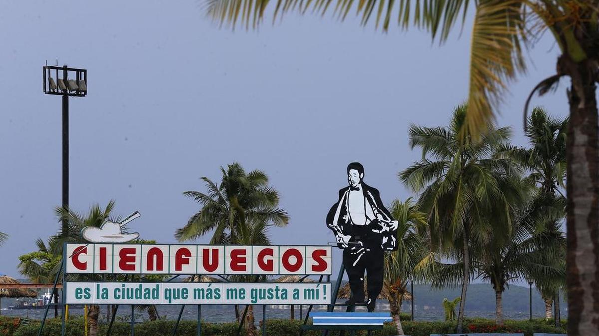 Los visitantes son recibidos en la ciudad de Cienfuegos con un cartel y una figura del popular cantante cubano, director de banda y compositor Benny More. Foto de archivo.