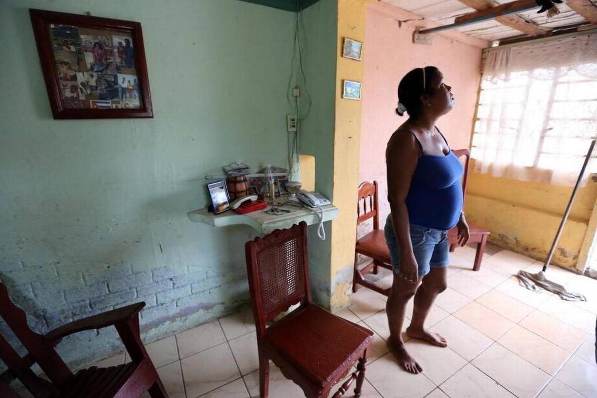 Tamara Valdés, quien vive en el poblado costero de Cojímar, se preocupa por los daños causados por el huracán Irma a su vivienda. Las paredes y el techo de la vivienda todavía están húmedos y pudieran desplomarse.