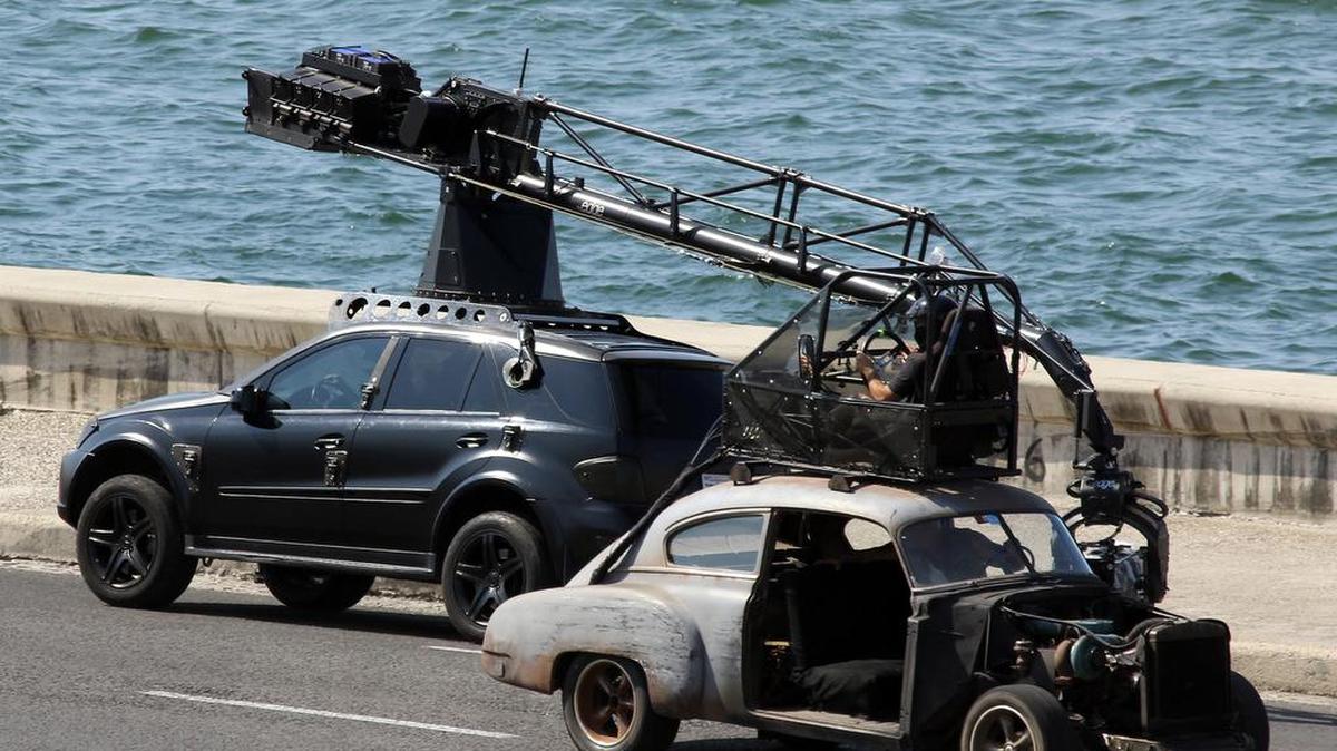 Dos de los autos usados para el rodaje de la saga hollywoodense "Fast and Furious" son filmados en el malecón de La Habana (Cuba) hoy, 28 de abril de 2016.