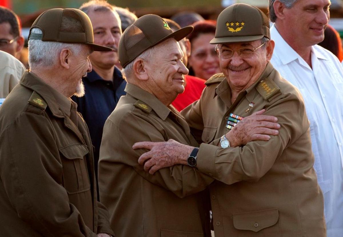 En esta foto de archivo, el general Raúl Castro (a la derecha) abraza al comandante Guillermo García Frías (en el centro). A la izquierda, el comandante Ramiro Valdés.