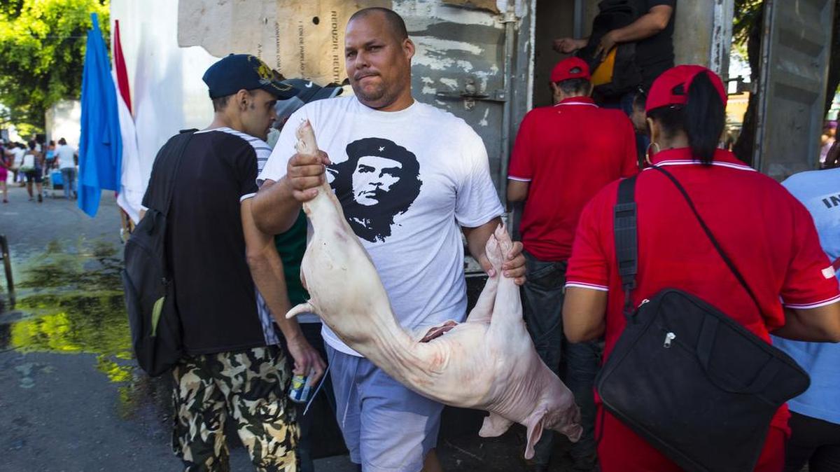 Un cubano compra un cerdo en un mercado de La Habana el 30 de diciembre del 2015.