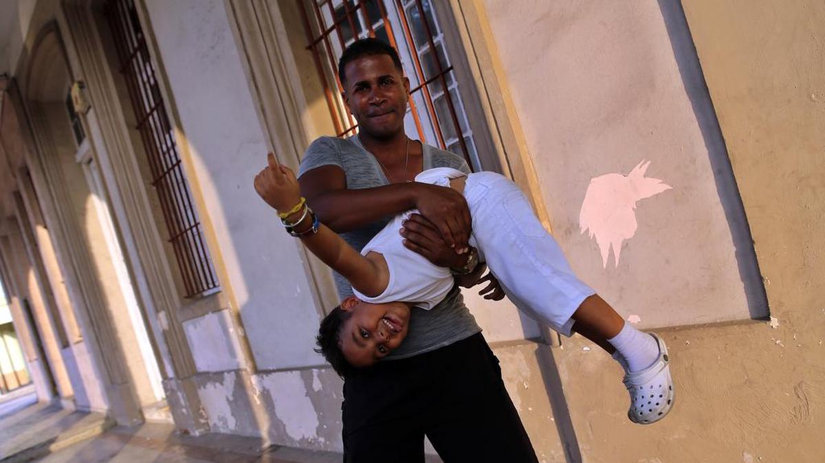 Un hombre juega con un niño el miércoles 13 de abril de 2016, en La Habana (Cuba).