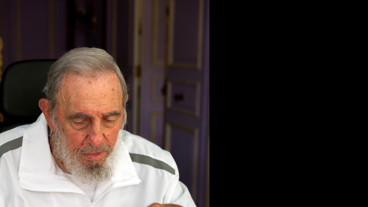 
Fotografía cedida por el sitio oficial Cubadebate hoy, domingo 19 de abril de 2015, del líder cubano Fidel Castro ejerciendo su derecho al voto en su casa, en La Habana (Cuba), durante las elecciones para la designación de delegados de asambleas locales (concejales), en la isla. Las inéditas candidaturas de dos opositores fue la nota destacada en las elecciones municipales que celebra hoy Cuba para designar más de 12.500 delegados locales, unos comicios sin partidos políticos y que según el oficialismo constituyen un acto de "auténtica democracia participativa". 
