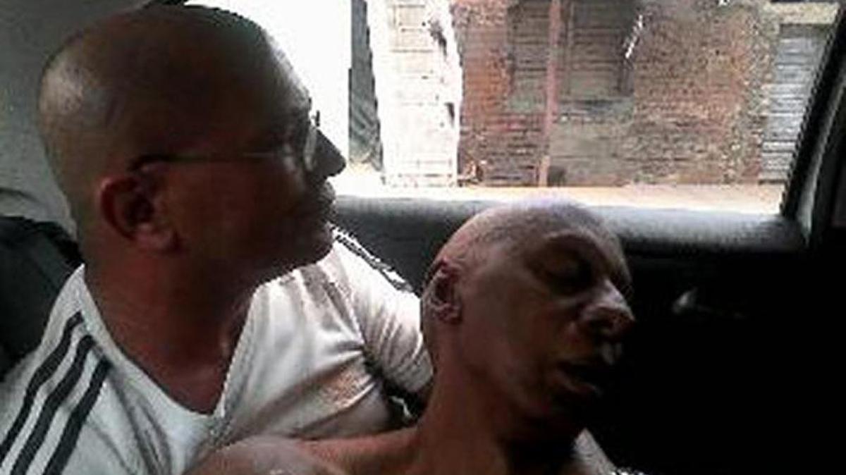 El disidente cubano Guillermo Fariñas (d), mientras es trasladado por Jorge Luís Artiles Montiel al hospital provincial "Arnaldo Milián Castro" de Santa Clara.