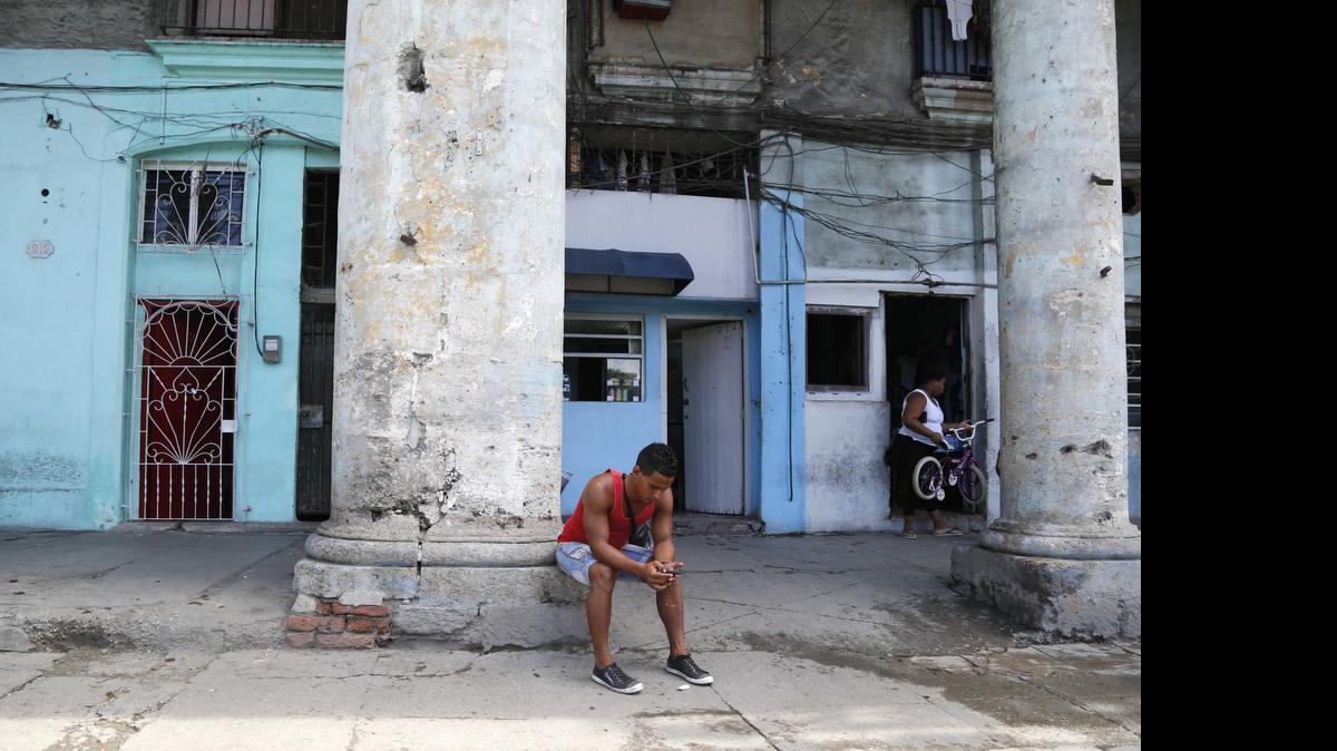 
Aunque muchos cubanos tienen en la actualidad teléfonos inteligentes, no tienen conexiones a una base de datos.


