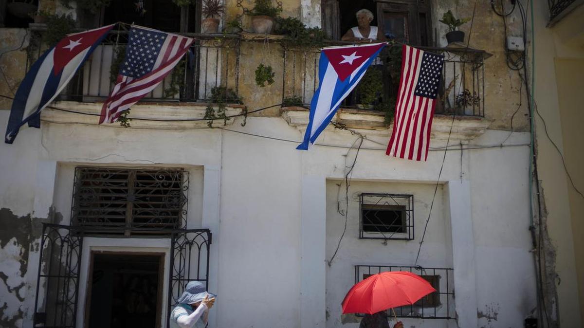 Los balcones de un edificio en La Habana adornados con banderas de Cuba y Estados Unidos el 14 de agosto del 2015, cuando reabrió sus puertas la embajada de EEUU en la capital cubana.
