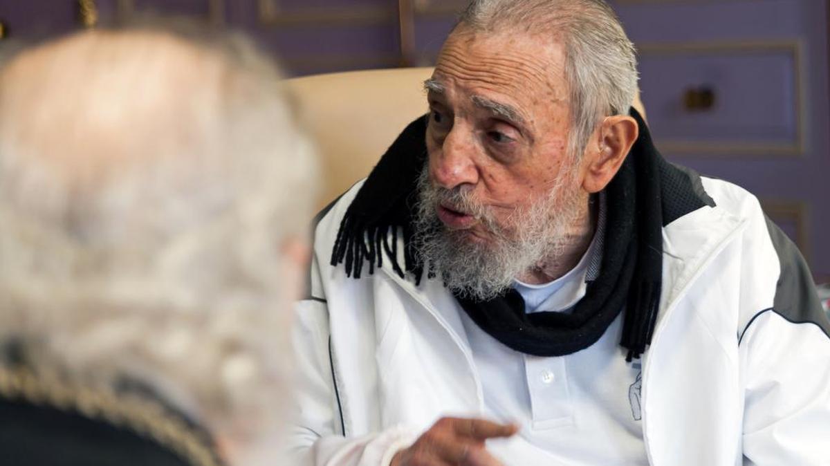 Foto de archivo del 13 de febrero de 2016, el líder cubano Fidel Castro se encuentra con el patriarca ortodoxo ruso Kirill, a la izquierda, en La Habana, Cuba.