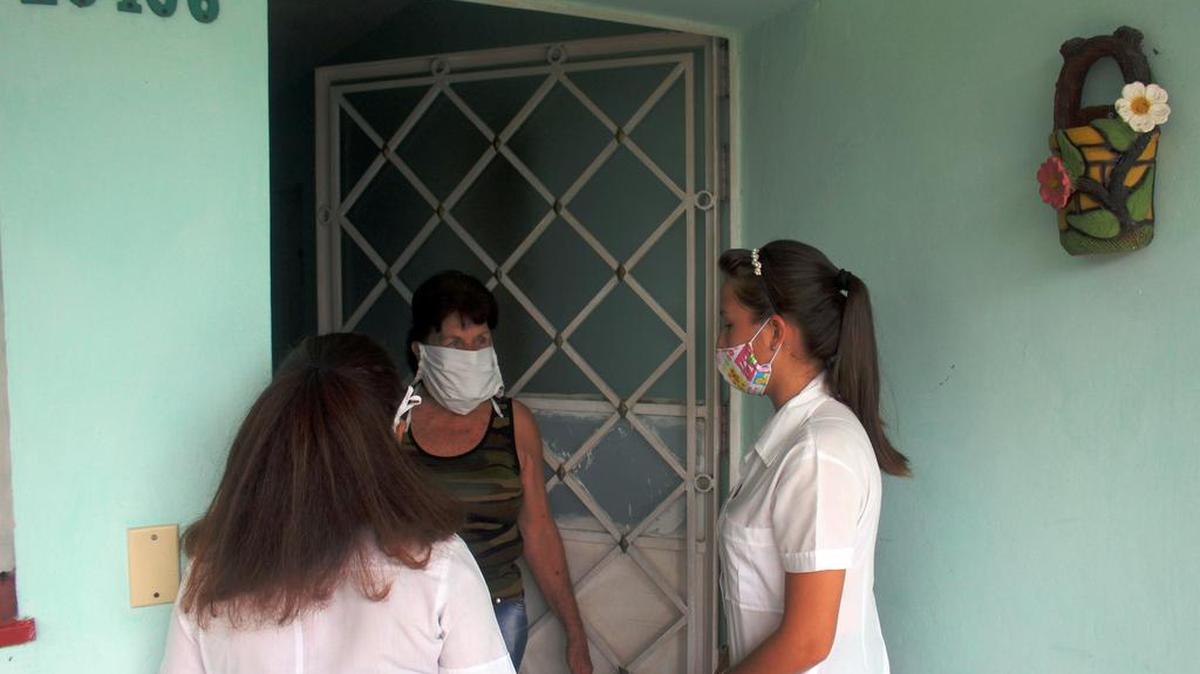 El brote de intoxicación por consumo de leche condensada en Villa Clara, Cuba, afectó a varios niños. La imagen de archivo muestra un pesquisaje comunitario ante pandemia de covid-19.