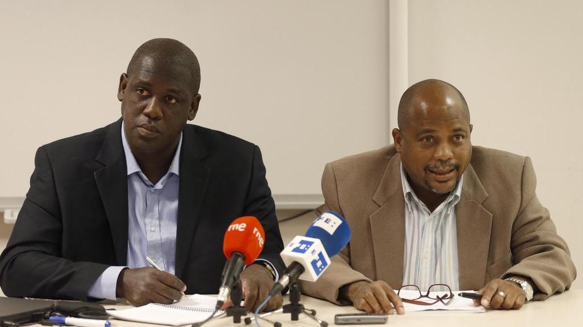 Juan Antonio Madrazo (i) y Fernando Palacio, activistas del Comité de Ciudadanos para la Integración Racial (CIR) de Cuba, durante la rueda de prensa que ofrecieron en Madrid.