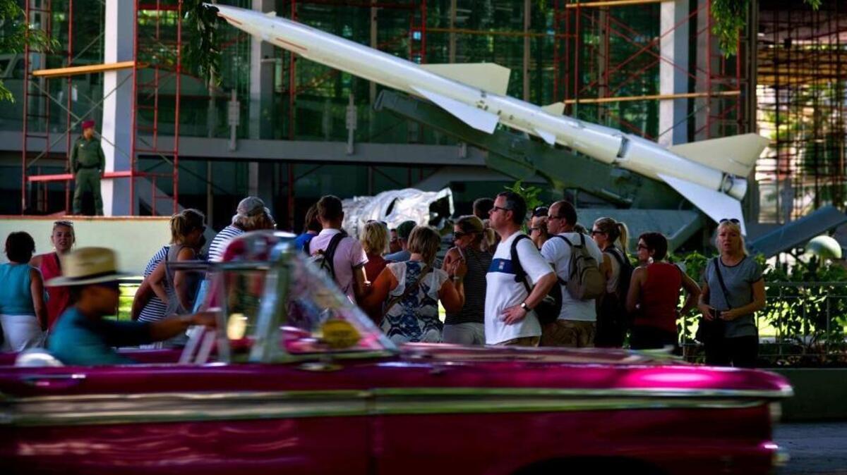Turistas escuchan a un guía delante de un misil en exhibición en el Museo de la Revolución en La Habana. Cuba teme que el recién electo presidente Donald Trump revierta dos años de acercamiento. Photo/Ramon Espinosa)