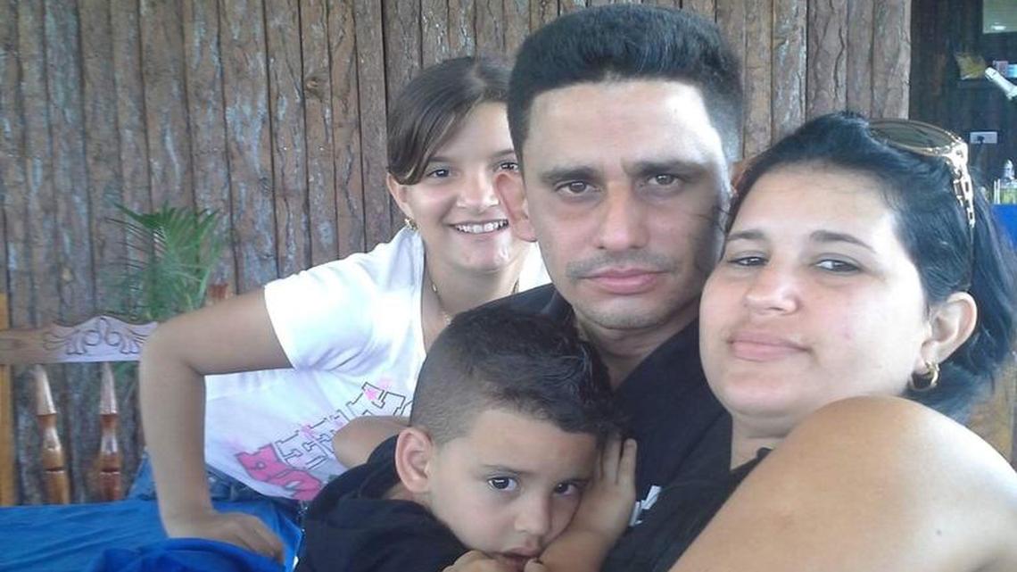 José Yans Pérez Jomarrón y su esposa Solainy Salazar, junto a sus dos hijos.