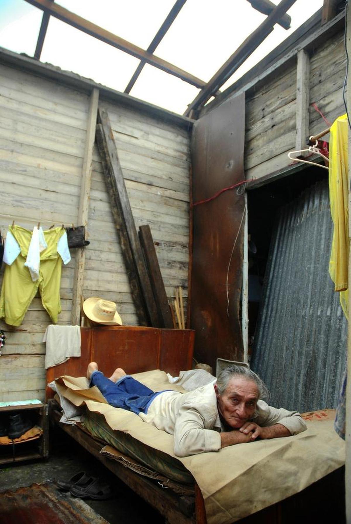Un anciano cubano en su casa, destruida por el huracán Sandy, el 25 de octubre de 2012 en Cueto, Bayamo, a 750 km al este de La Habana.