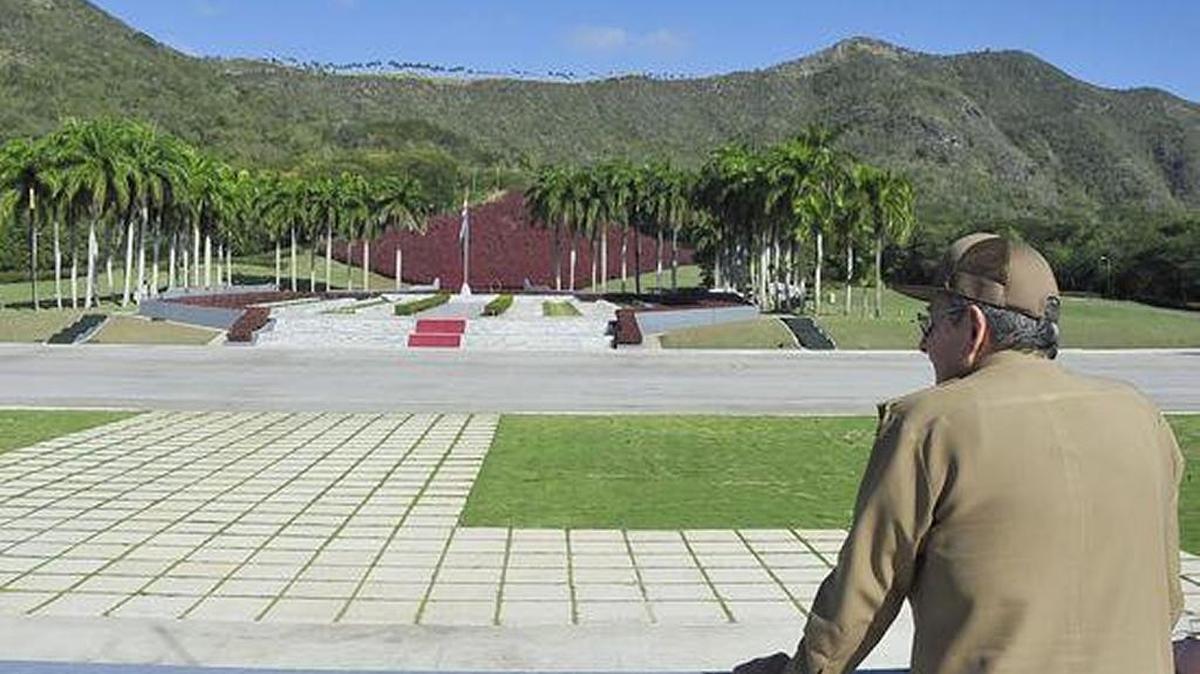 El gobernante cubano Raúl Castro visita el mausoleo del Segundo Frente Oriental “Frank País”, en Santiago de Cuba.