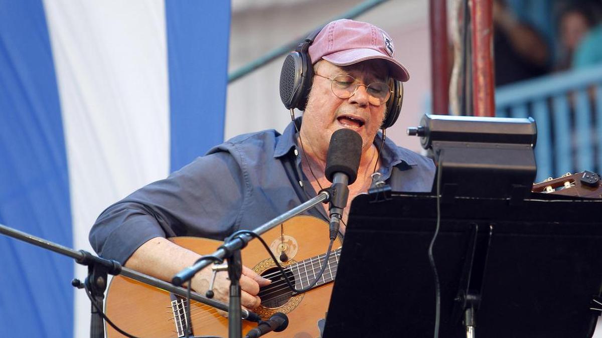 El trovador cubano Silvio Rodríguez se presenta en concierto el viernes 30 de junio del 2017, en una plaza de La Habana Vieja, como parte de su gira por los barrios de la capital cubana.