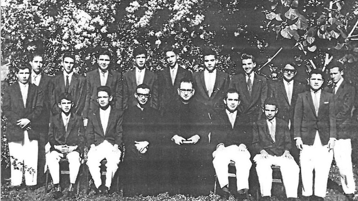 El autor con la clase de noveno grado en el colegio Salesiano de Güines, en Cuba. Armando Méndez, el autor, es el segundo joven de la izquierda en la fila delantera. La foto es de 1960-61, el último año escolar que Armando Méndez cursó en Cuba.