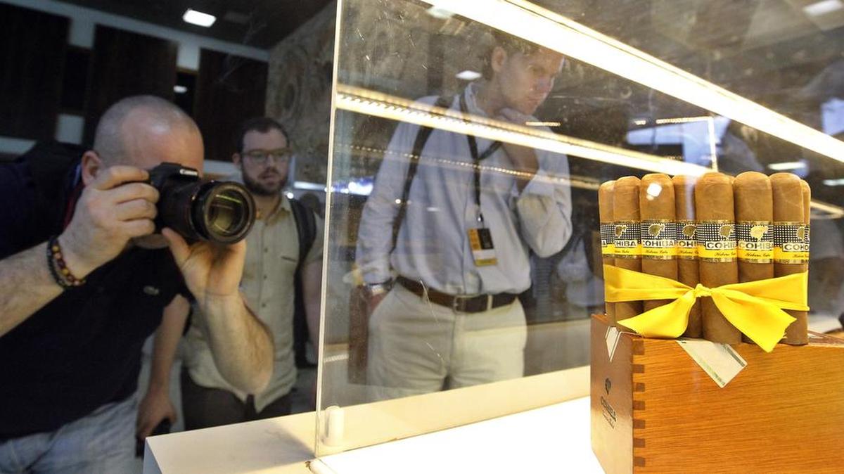 Un hombre toma fotos a unos tabacos exhibidos el lunes en el stand de Cohiba en La Habana.
