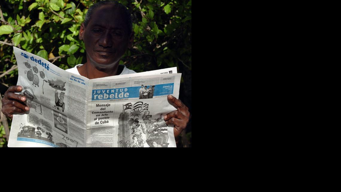 
Un hombre lee el diario oficial cubano Juventud Rebelde, el 31 de diciembre de 2006. 
