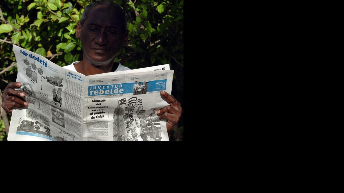 
Un hombre lee el diario oficial cubano Juventud Rebelde, el 31 de diciembre de 2006. 
