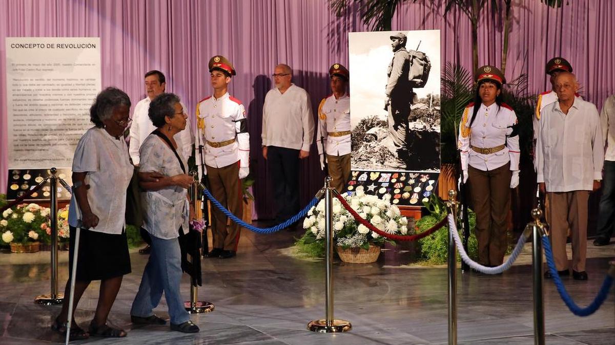 Dos ancianas despiden hoy, lunes 28 de noviembre de 2016, al fallecido líder cubano Fidel Castro durante un homenaje en la Plaza de la Revolución de La Habana (Cuba).