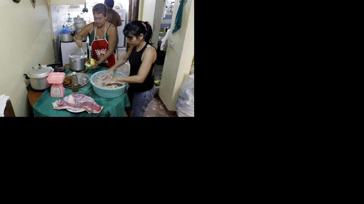 
Los trabajadores por cuenta propia, como se denomina en Cuba a las personas que ejercen el trabajo privado, ascendían a 471,085 hasta el cierre de julio pasado.
