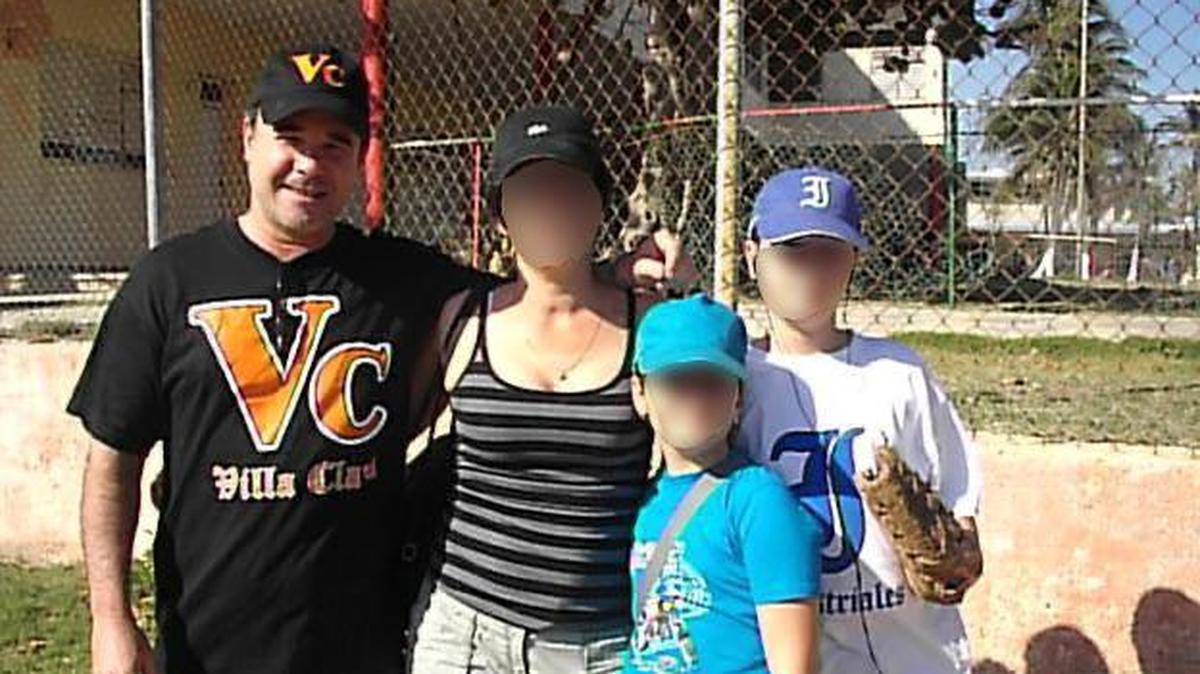 Esta fotografía familiar apareció en 2010 en la página de Facebook de Claribel Ruas Pérez, esposa de Guillermo Faustino Rodríguez López-Calleja, el hombre de la gorra negra. Es hermano de Luis Alberto, quien se encuentra bajo sanciones de Estados Unidos y encabeza el conglomerado militar cubano GAESA. Guillermo es menos conocido, pero juega un papel decisivo en el uso que hace Cuba de compañías fantasmas y paraísos fiscales para mantener a los buques de carga en movimiento hacia y desde la isla comunista.