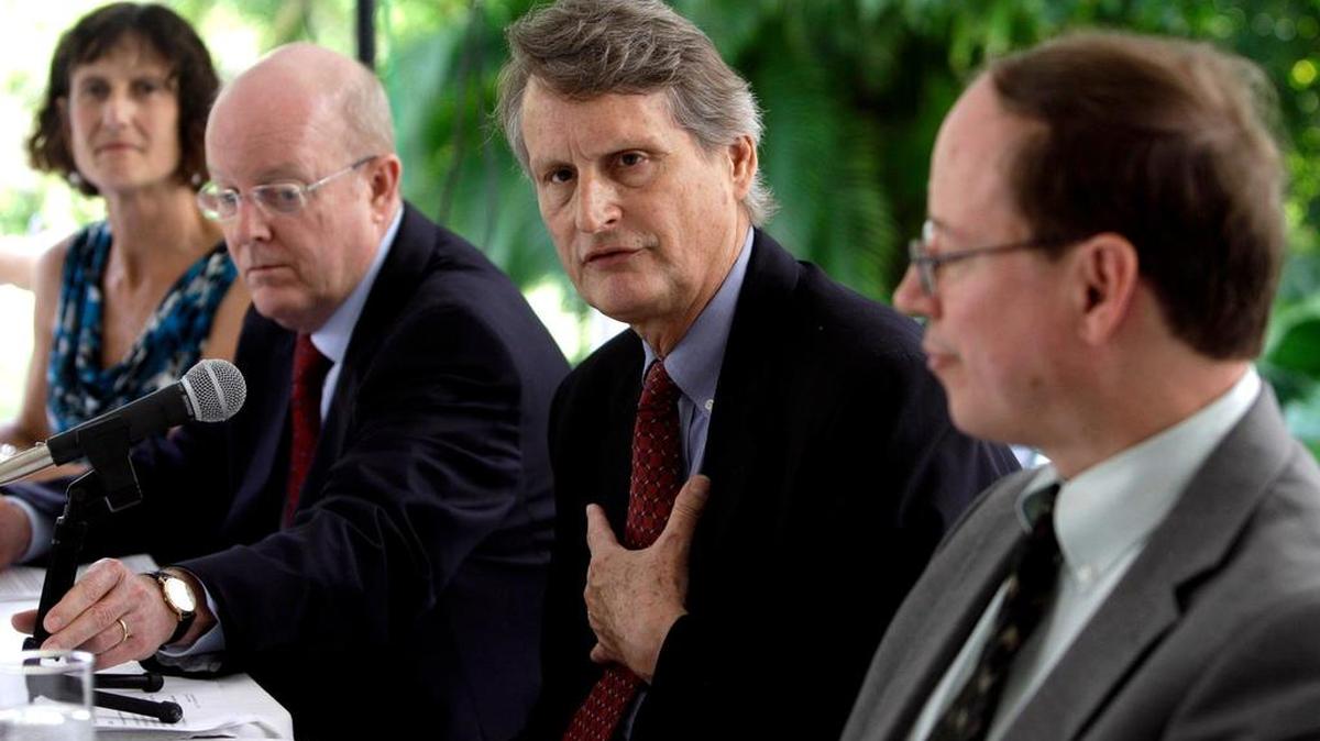La delegación estadounidense la encabezaron el subsecretario adjunto de Estado para Suramérica y Cuba, Alex Lee (centro), y el subsecretario adjunto de Justicia Bruce Swartz.