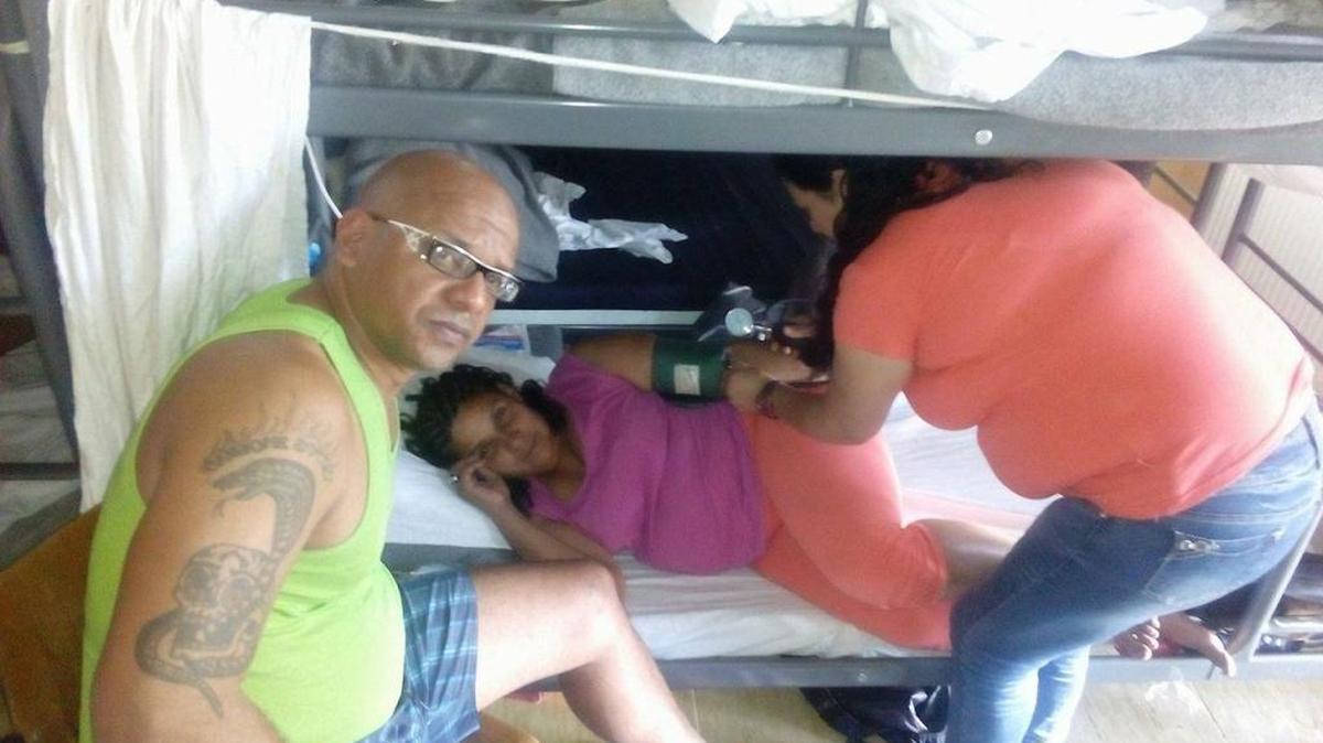 Fernando Soria, de 51 años, junto a otra migrante cubana en Serbia