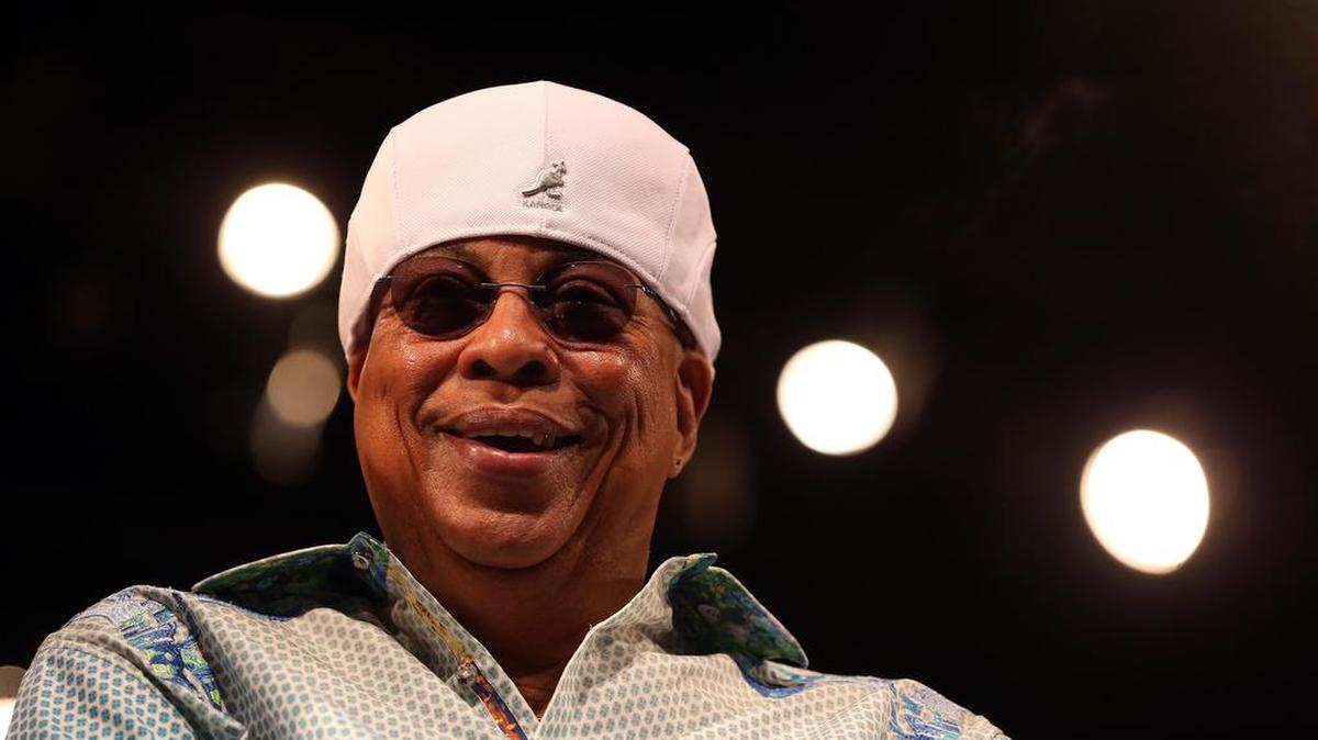 
El músico cubano Chucho Valdés, ganador de ocho premios Grammy, ofrece una rueda de prensa el jueves 08 de octubre de 2015, en La Habana, para informar sobre el concierto que ofrecerá este viernes junto al pianista chino Lang Lang, en la Plaza de la Catedral habanera.
