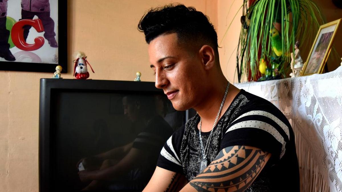 Yoandy Boza Canal en la sala de la casa de sus padres en Alquízar, Cuba. Boza, uno de los miles de cubanos que han salido de la isla en meses recientes con la intención de llegar a Estados Unidos, fue deportado hace dos semanas desde Colombia.