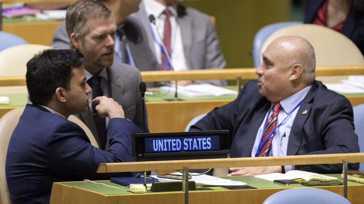 Fotografía cedida por la ONU donde aparecen miembros de la delegación estadounidense mientras conversan antes del inicio de una reunión para pedir el fin del embargo económico, comercial y financiero contra Cuba el miércoles 31 de octubre de 2018, en la sede del organismo en Nueva York.