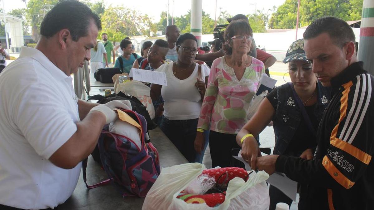 Cubanos, parte de un grupo de 184 migrantes, ingresa este viernes 5 de febrero de 2016, a territorio mexicano por Ciudad Hidalgo, en el sureño estado de Chiapas, procedente de Guatemala, donde recibió de las autoridades mexicanas un documento provisional de visitante por razones humanitarias para llegar a EE.UU.