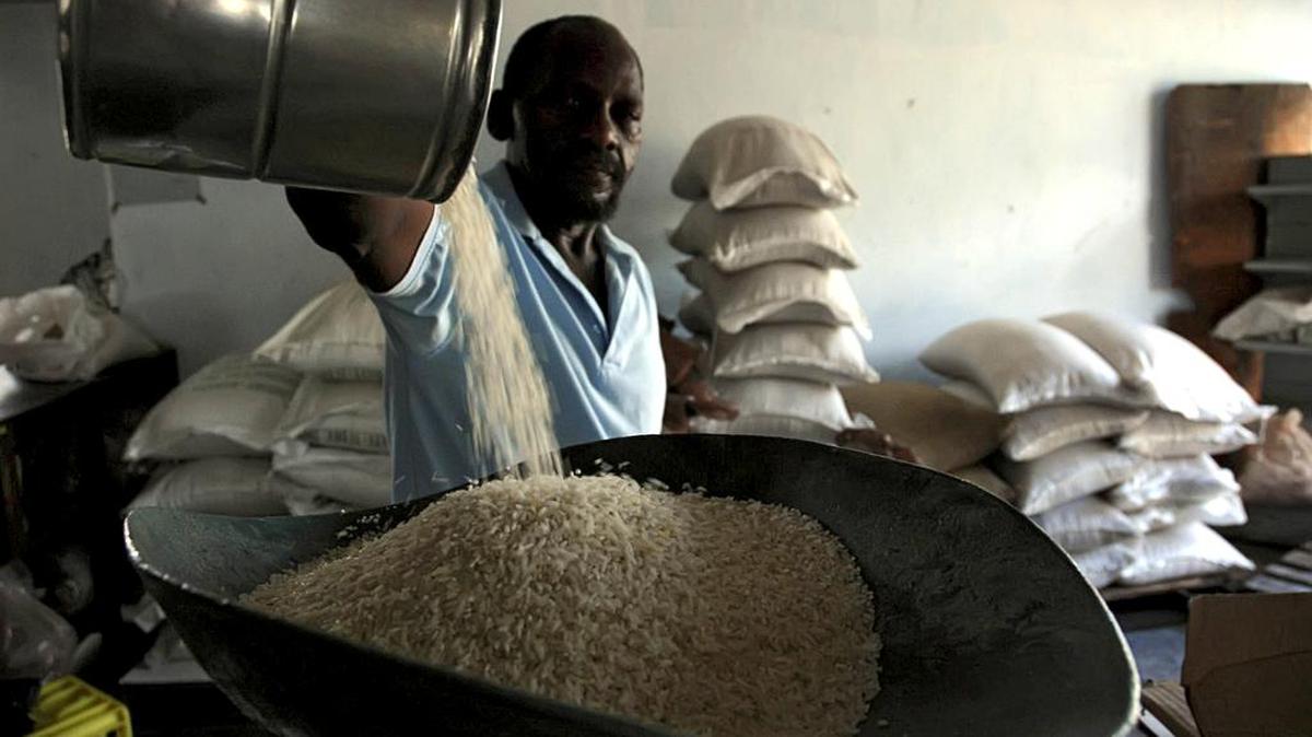 Foto de archivo de venta de arroz en Cuba en un mercado de la isla.