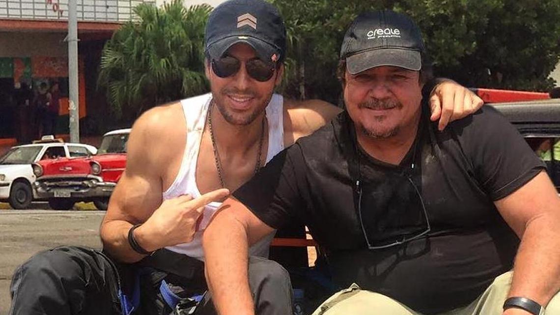 El cantautor Enrique Iglesias y el realizador cubano Alejandro Pérez.