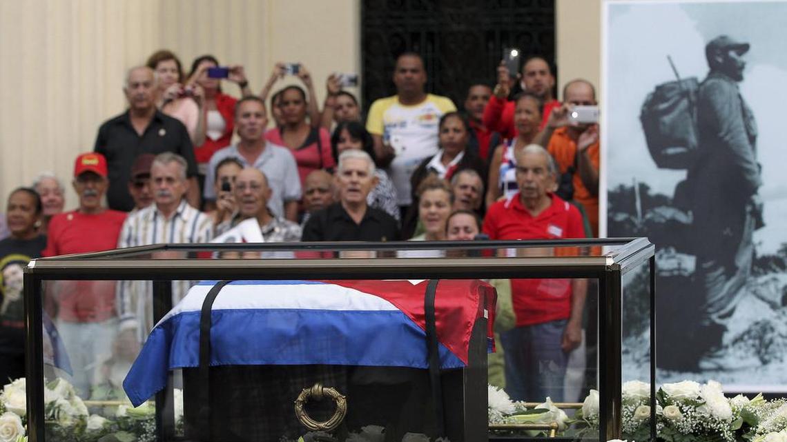 La caravana con las cenizas del fallecido líder de la revolución cubana, Fidel Castro, transita, el jueves 1 de diciembre, por la ciudad de Santa Clara (Cuba).