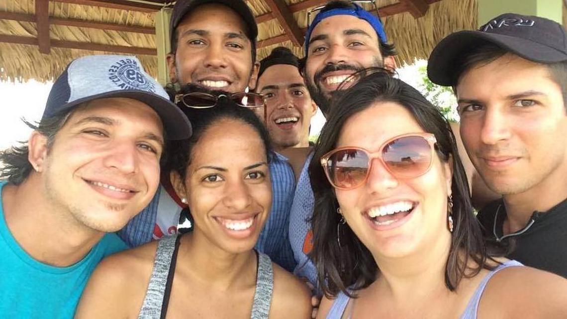 El equipo de trabajo de Periodismo de Barrio mientras se dirigía a Baracoa.